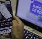 Pessoa acessando aplicativo da Receita Federal.