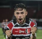 Jo&atilde;o Pedro comemorando vit&oacute;ria do Santa Cruz no Arruda pela S&eacute;rie C.