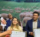 Joel da Harpa entrega Voto de Aplauso ao Ap&oacute;stolo Valdemiro.