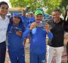 J&uacute;nior de Irm&atilde; T&ecirc;ca entrega 34 novos celulares e amplia Conecta Gari. 