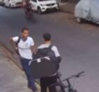 Momento em que entregador &eacute; assaltado em Boa Viagem, no Recife.