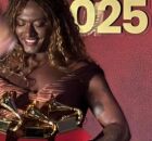 Liniker com os pr&ecirc;mios do Grammy 2025. 