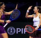 Luisa Stefani vence em sets diretos e avan&ccedil;a &agrave; final in&eacute;dita do WTA Finals ao lado de Timea Babos