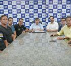 Lula e Eduardo da Fonte em reuni&atilde;o com representantes da Adeppe e Sinpol.