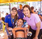 Secret&aacute;ria Andrea Galdino e a Prefeita Mirella Almeida ao lado de um usu&aacute;rio do servi&ccedil;o.