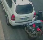 Momento em que motociclista colide com carro.