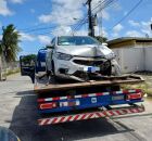 Carro utilizado na fuga sendo rebocado ap&oacute;s colidir com ve&iacute;culos.