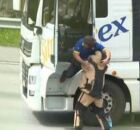 Momento em que motorista de carreta &eacute; resgato ap&oacute;s horas de tens&atilde;o.