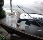 Momento em que mulher destr&oacute;i port&atilde;o do motel com o carro para fugir.