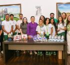 Professora Elcione recebe alunos vitoriosos na Olimp&iacute;ada Nacional de Foguetes