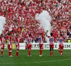 Elenco do N&aacute;utico saudando &agrave; torcida em duelo do acesso na S&eacute;rie C.