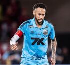 Neymar em campo pelo Santos contra o Flamengo, pelo Brasileir&atilde;o.