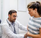 Paciente realiza exame de fun&ccedil;&atilde;o renal num centro m&eacute;dico, alerta para a doen&ccedil;a renal cr&ocirc;nica.