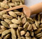 Vagens de cardamomo, especiaria arom&aacute;tica com benef&iacute;cios para digest&atilde;o e sa&uacute;de bucal.