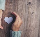 Pessoas trocam gestos de gentileza no Dia Mundial da Gentileza, celebrado em 13 de novembro.