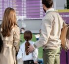 Passageiros aguardam no aeroporto de Santiago ap&oacute;s o an&uacute;ncio dos cancelamentos pela Latam Airlines.