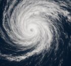 Nuvens em espiral evidenciam o ciclone extratropical que se aproxima e intensifica o risco de ventania e chuva forte.