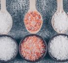 Variedades de sal dispon&iacute;veis no mercado, como o refinado, o rosa e o marinho, possuem composi&ccedil;&otilde;es e usos diferentes na alimenta&ccedil;&atilde;o.