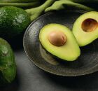 Uma fatia de abacate no caf&eacute; da manh&atilde; fornece vitaminas e energia para come&ccedil;ar bem o dia.