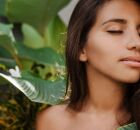 Maquiagem natural valoriza a pele, destacando tra&ccedil;os de forma suave e elegante.