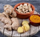 Ra&iacute;zes frescas de c&uacute;rcuma e gengibre, especiarias com potencial para apoiar o controle do peso.