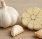 Alho fresco, ingrediente simples e vers&aacute;til que faz parte da rotina alimentar de muitas fam&iacute;lias.