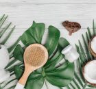 Leite de coco aplicado nos fios ajuda a melhorar a maciez e reduzir o ressecamento em tratamentos simples feitos em casa.