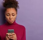 Usu&aacute;ria tenta acessar servi&ccedil;os online durante a queda da Cloudflare e se depara com erros na tela do celular.