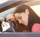 Motorista estaciona o carro ap&oacute;s sentir mal-estar repentino durante a condu&ccedil;&atilde;o.