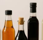 Variedade de vinagres usados na culin&aacute;ria e na limpeza, cada um com caracter&iacute;sticas pr&oacute;prias.