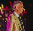 Andrea Bocelli aparece em cena solo, refor&ccedil;ando a for&ccedil;a vocal que o consagrou mundialmente.