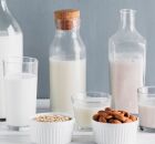 Diversos tipos de leite na mesa, mostrando varia&ccedil;&otilde;es de cor e textura.