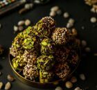 Brigadeiros natalinos em vers&otilde;es de panetone e pistache, prontos para presentear familiares e amigos.