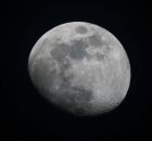 A Lua observada no c&eacute;u, exibindo uma de suas fases no ciclo lunar.