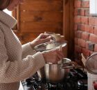 Fam&iacute;lias recebem vales-recarga para retirar botij&otilde;es gratuitos nas unidades credenciadas.