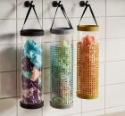 Aprenda a organizar as sacolas pl&aacute;sticas na cozinha com organizadores sustent&aacute;veis. 