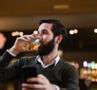 Pessoa bebendo cerveja. 