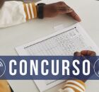 Pessoa marcando gabarito de concurso.