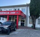 Carro da Pol&iacute;cia Federal estacionado em frente &agrave; hospital.