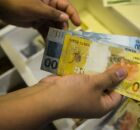 Pessoa contando dinheiro.