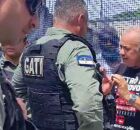 Momento em que PM conversa com l&iacute;der dos metrovi&aacute;rios.