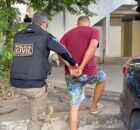 Policial Civil de Pernambuco conduzindo um dos suspeitos &agrave; Delegacia.