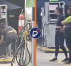 Frentistas de posto de combust&iacute;veis flagradas trabalhando com uniforme indecente.