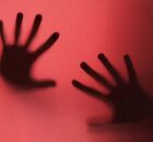 Imagem que simula estupro.