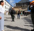 Raquel Lyra no P&aacute;tio do Carmo com policiais militares.