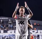 Neymar na sa&iacute;da do duelo contra o Sport, na Vila Belmiro, na sexta (29).