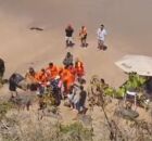 Momento em que turista &eacute; resgatado em Noronha.