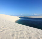 Santo Amaro, no Maranh&atilde;o, revela &aacute;guas azul-turquesa nos Len&ccedil;&oacute;is Maranhenses. 