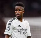 Vin&iacute;cius J&uacute;nior em campo pelo Real Madrid durante a temporada.