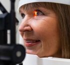  Olho com a retina se desprendendo da parte interna do globo ocular, situa&ccedil;&atilde;o que exige avalia&ccedil;&atilde;o imediata por oftalmologista.